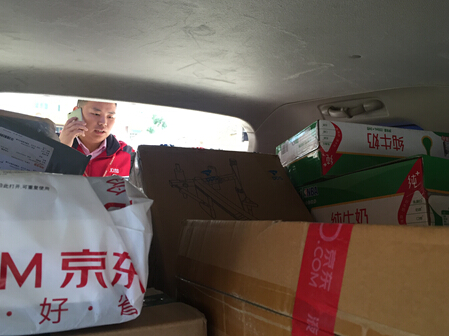 太极城里的京东配送员