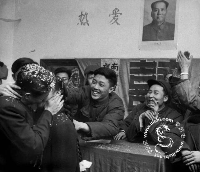 1950年代老<em>照片</em>引惊叹:新人当众拥吻 <em>女模特裸</em>