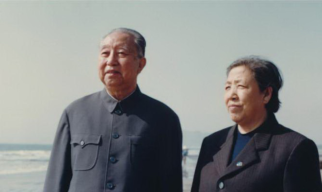 <em>华国锋</em>夫人握手(4)