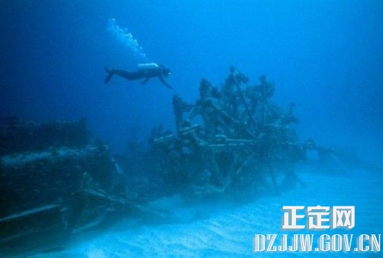 水下塔 1963年,美国海军在波多黎各东南部的海面下,发现一个不明物体以极高的速度在潜行。美国海军派出一艘驱逐舰和一艘潜水艇前去追寻。他们追踪了四天,还是让那东西跑脱了。这个水下不明物体,不仅行速快,而且又有奇异的潜水功能,可以下潜至8000米以下的深海,令声纳都无法搜摘。人们只看到它有个带螺旋桨的尾巴,丽无法窥清其真实面目。 消息披露后,有人估计可能是前苏联的潜艇。然而,美国方面称,以现代的加工制造技术,莫说是前苏联。连美国都无法制造这种可高速行驶,又可下潜深海的物体。 是什么?