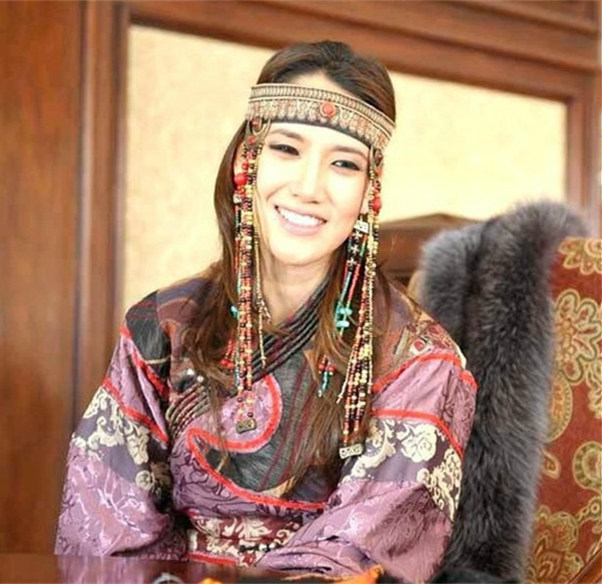 蒙古<em>美女会</em>穿衣 盘点其民族服饰(2)_历史要闻 
