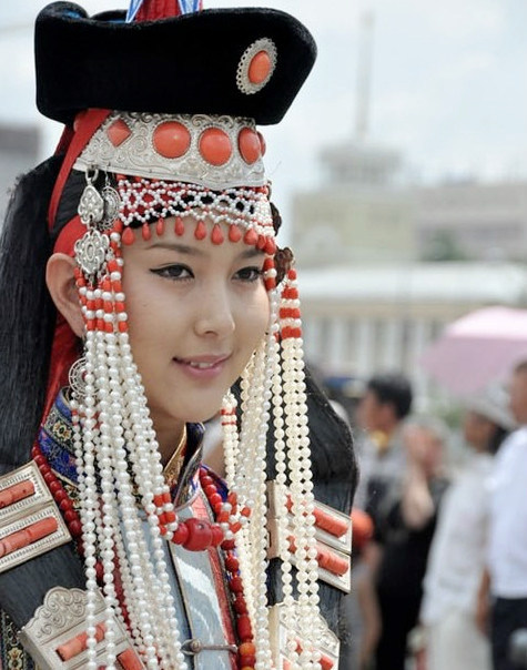 <em>蒙古美女</em>会穿衣 盘点其民族服饰(3)_历史要闻 