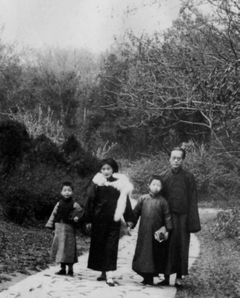 民国往事:徐志摩与他生命中的三个女人