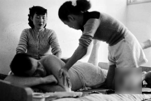异性陪浴﹗50年代日本陪浴小姐服务堪称一流