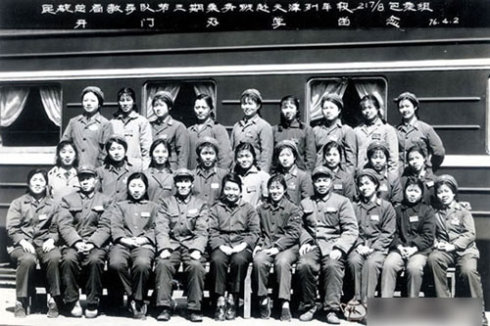 揭秘中国第一批空姐﹕高中毕业 会一门外语(4