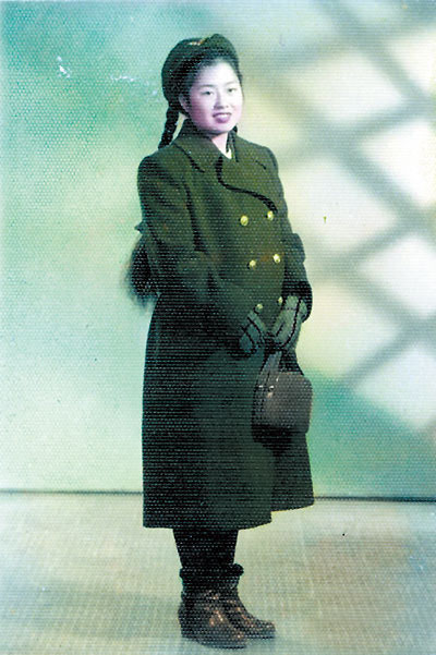 揭秘中国第一批<em>空姐</em>:<em>高中毕业</em> 会一门外语(1)_