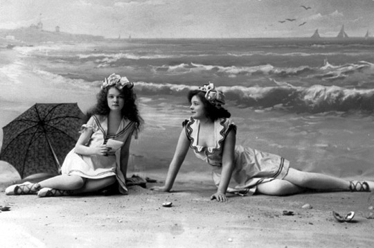 从连衣短裙到比基尼 揭秘泳装百年发展史(2)