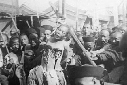 清朝女性<em>凌迟</em>处死现场 被<em>凌迟</em>处死的女人(1)_历