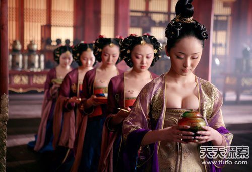 唐朝的<em>女人为何喜欢</em>袒胸装?(1)_历史要闻_光明