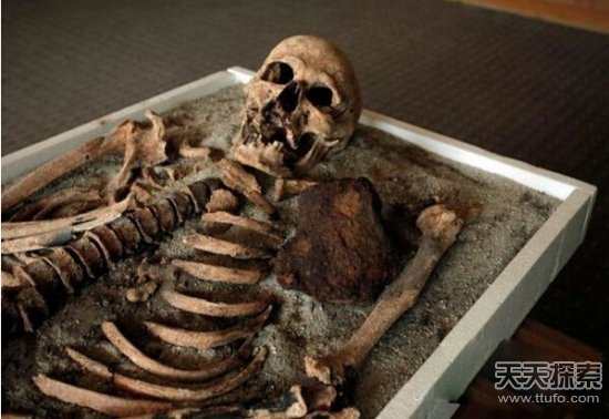 千年女尸身上竟戴有神秘黄金十字架(2)