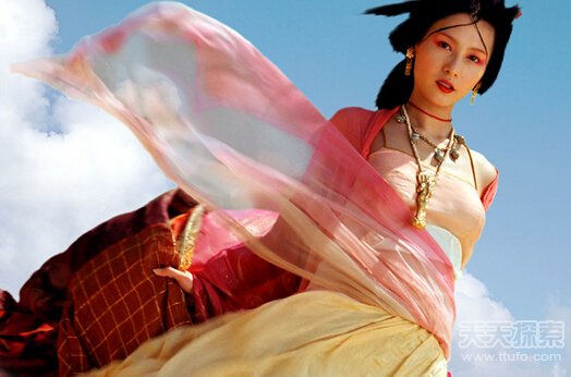 古代<em>女人胸衣</em>隐藏的秘密:三点定江山(1)_历史要