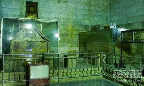 盗墓贼惊魂一幕:乾隆棺椁竟自己走动(7)_历史要闻 _光明网