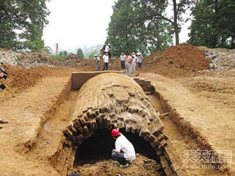 村民挖开400年古墓:女尸光鲜如活人(3)
