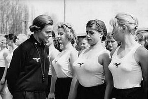 变态魔鬼纳粹<em>女</em>魔头:女囚<em>胸大</em>就得死!(1)_环球