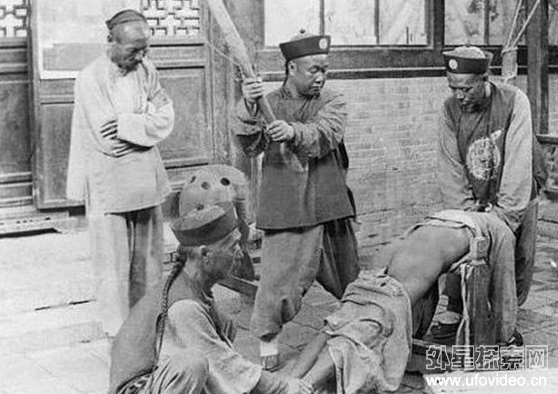实拍各国古代<em>脱</em>裤子<em>打屁股</em>的笞刑现场 最没尊