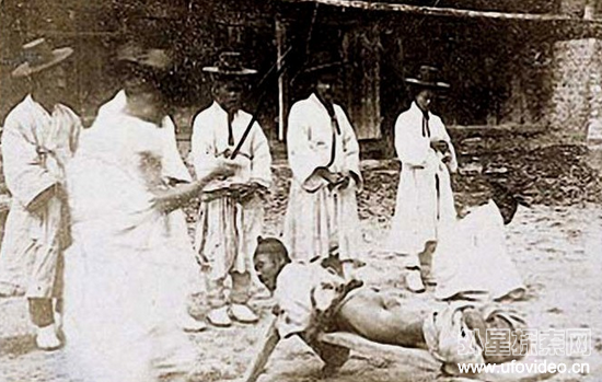 实拍各国古代<em>脱</em>裤子<em>打屁股</em>的笞刑现场 最没尊