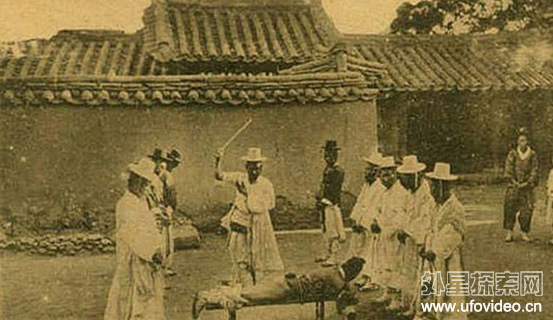 实拍各国古代<em>脱</em>裤子<em>打屁股</em>的笞刑现场 最没尊