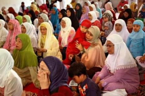 盘点千奇百怪的破处习俗:众男子强入与动物交