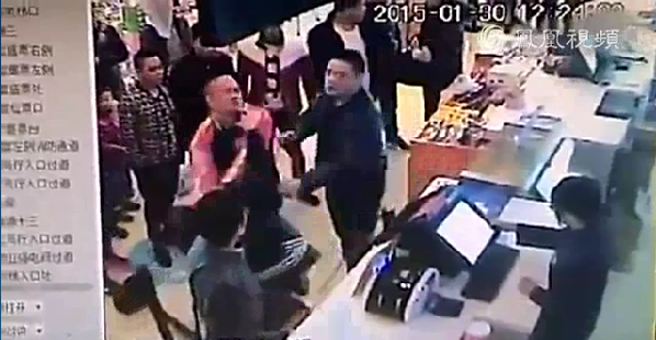 监拍<em>女子影院</em>遭2男子围殴狂扇耳光 _法治频道