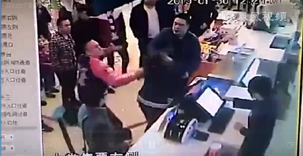 监拍<em>女子影院</em>遭2男子围殴狂扇耳光 _法治频道