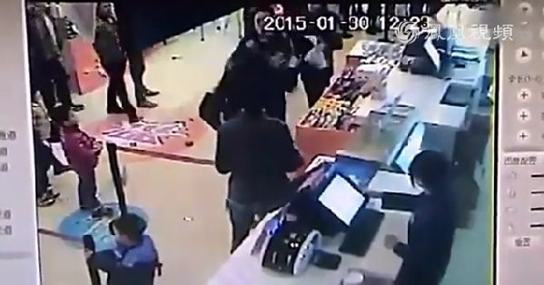 监拍<em>女子影院</em>遭2男子围殴狂扇耳光 _法治频道