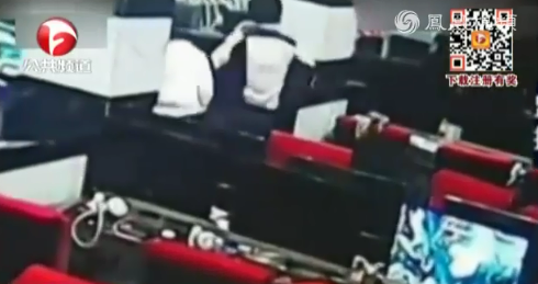 <em>男子</em>疑女友出轨 冲进网吧扯<em>头发</em>劫持暴打 _法