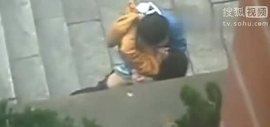 <em>实拍男女</em>学生食堂楼下不雅一幕_法治频道_光