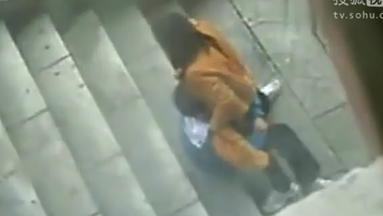 <em>实拍男女</em>学生食堂楼下不雅一幕 _法治频道 _光