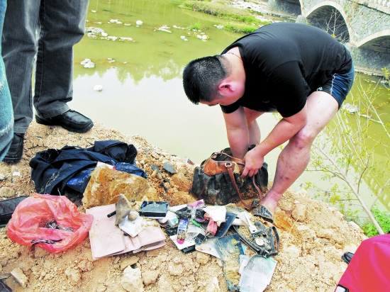  女子 银行存钱遭骑抢 包内14万吓呆飞车贼(图) 