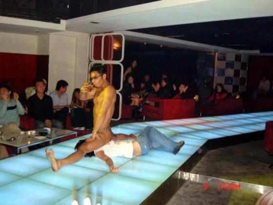 网曝男妓被4富婆包夜+强吞七粒伟哥体力不支