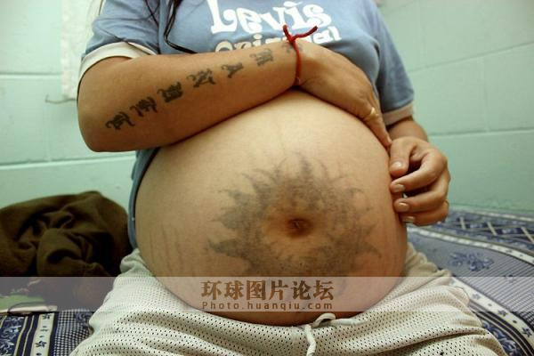 一位准妈妈<em>女犯</em>肚子上的纹身