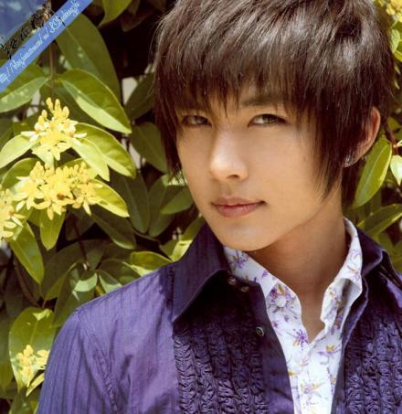 炎亚纶被曝疑动怒打歌迷与汪东城零互动闹内讧_