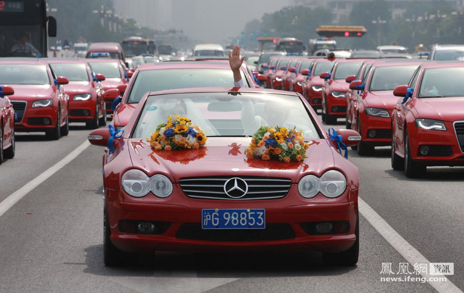 奥迪a4车友会会长大婚 红色车队驶过长安街
