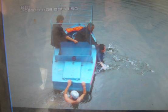 轻生女子跳入虎山水库 48岁交警救人险沉湖底