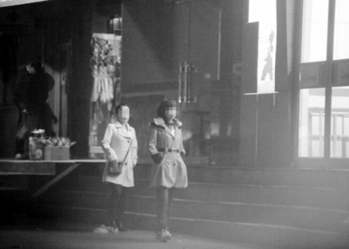 泉州便衣警察突袭水漈 抓获15名站街女(9)