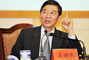 吴建民:热议捐赠马其顿校车反映弱国心态