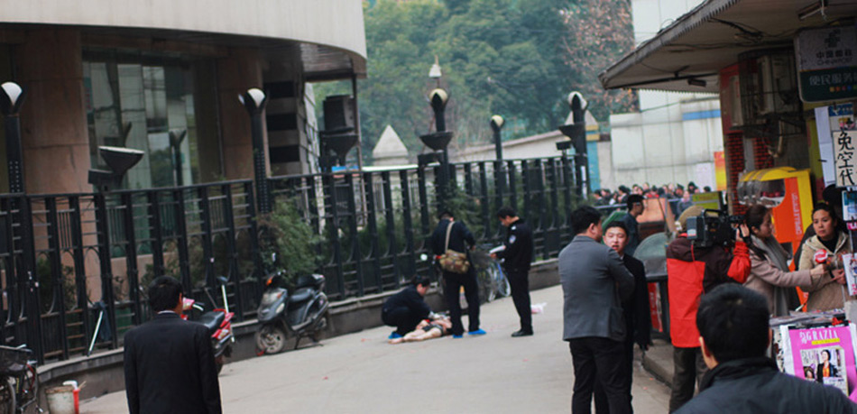 武汉一酒店跳下一男一女 当场死亡(1)_光明网