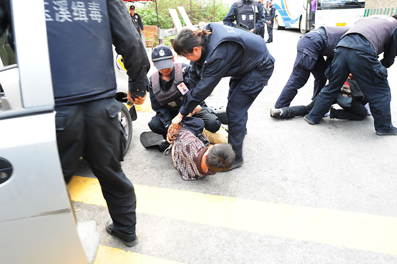 毒贩车内藏抢劫药、<em>强奸</em>药等毒品被查获(9)_