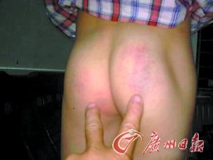 女班干轮流打屁股(图)(1)
