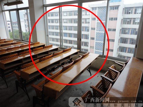 广西某高校<em>男女</em>生教室偷欢 数百学生围观(6)