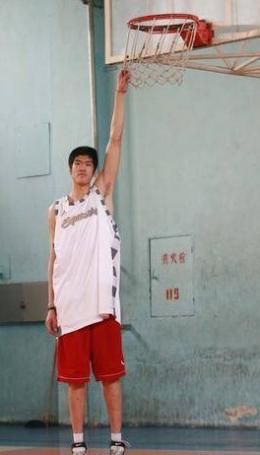 24岁篮球新星突发心脏病去世 被赞 小姚明 曾进