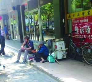 陪乞丐老人聊聊,怎成了新闻