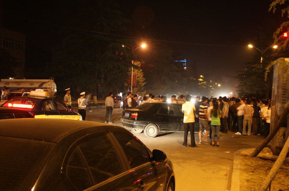 媒体称河南一警车二次碾压车祸女孩 被围观群