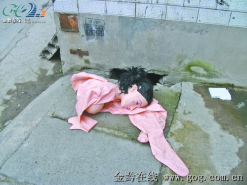贵阳女子误将充气娃娃当成 <em>女尸</em> <em>当场</em>被吓晕(图