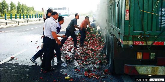 运西瓜货车轮胎过热自燃 众人砸瓜救火(图)