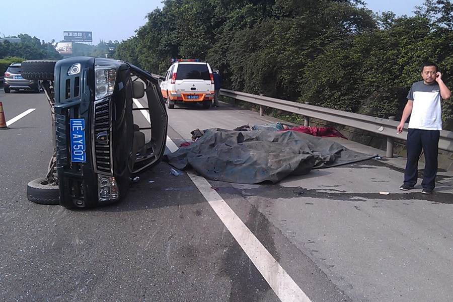 四川皮卡侧翻现16具<em>尸体</em> 臭味引交警<em>现场</em>干呕