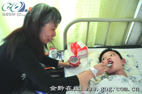 儿子车祸成植物人 <em>36岁</em>母亲一月白头唤醒儿(图