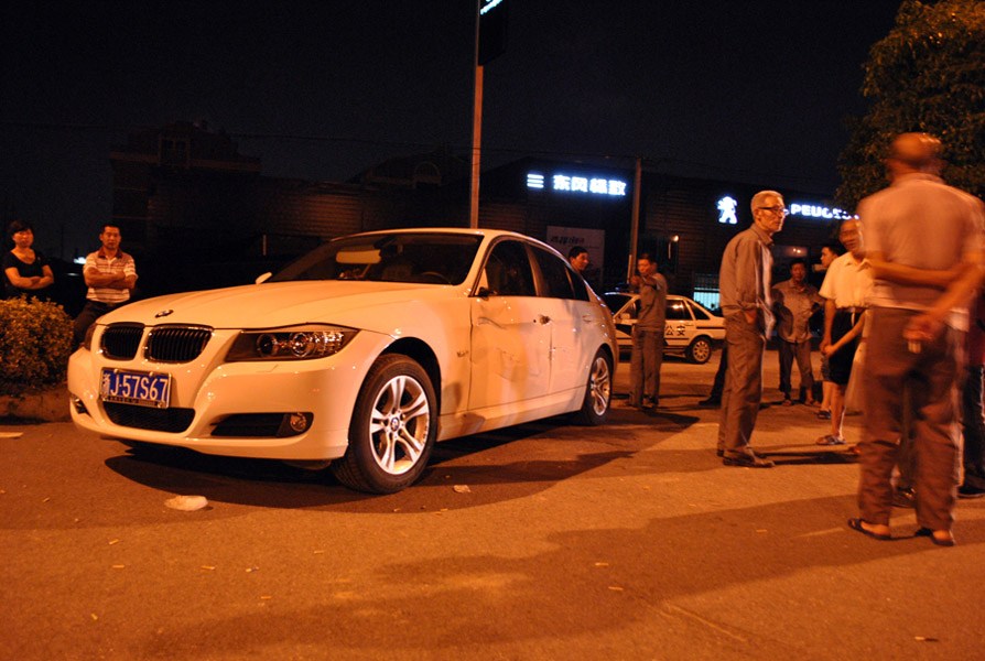 <em>宝马女</em>撞人迁怒路人 招6名<em>纹身</em>男殴打围观村