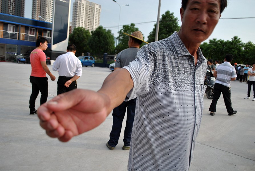 <em>宝马女</em>撞人迁怒路人 招6名<em>纹身</em>男殴打围观村