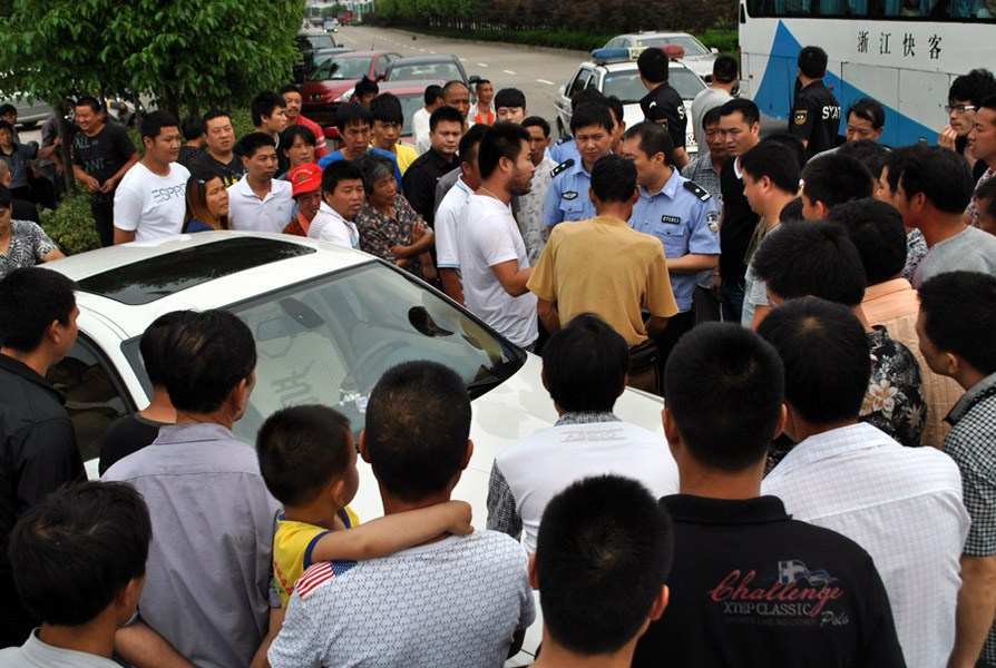 <em>宝马女</em>撞人迁怒路人 招6名<em>纹身</em>男殴打围观村